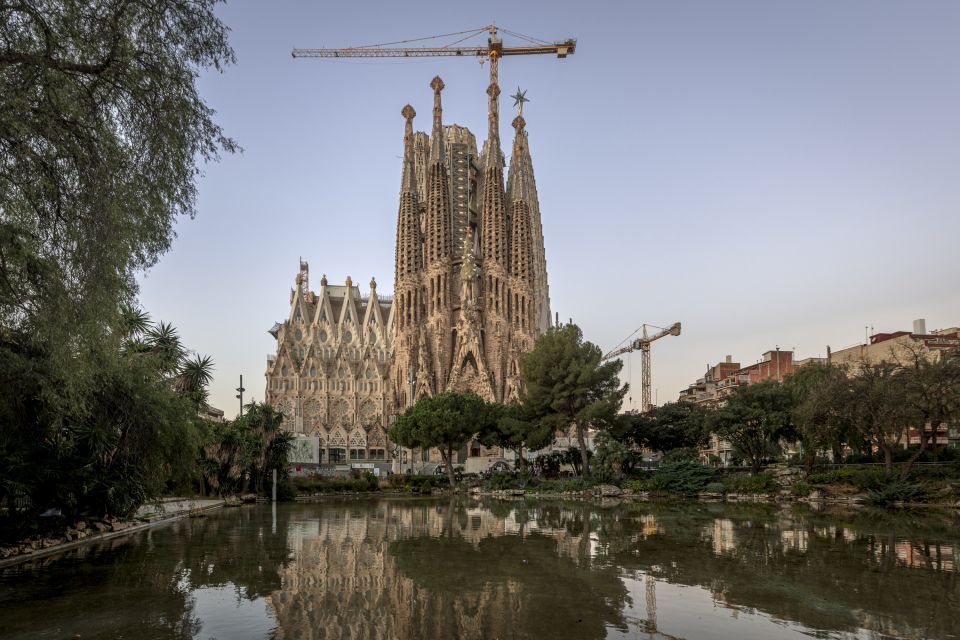 Sagrada Familia i jezero ispred