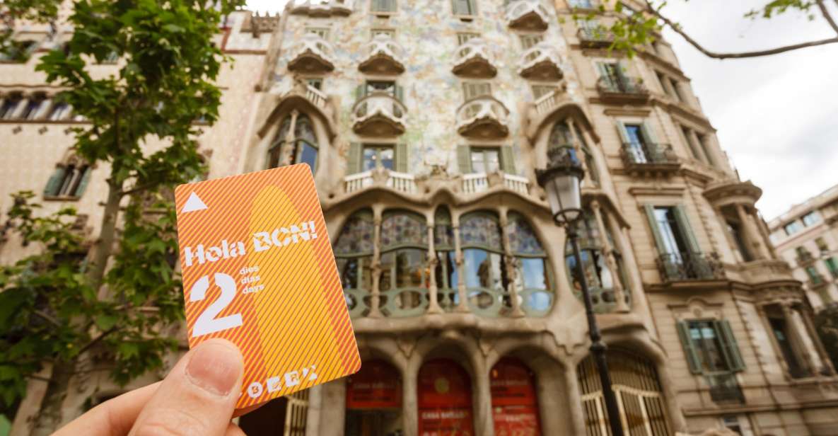 Ruka koja drži kartu ispred jedne od Gaudijevih zgrada
